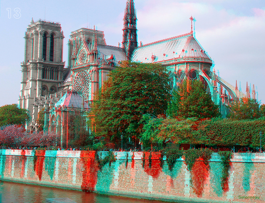  <b> Lateral  de  NOTRE  DAME  </b> , desde  la  otra  orilla  del  Sena .