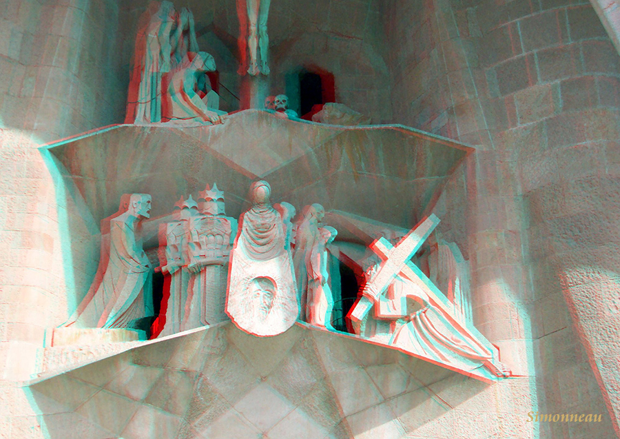  Sobre una de las entradas a la Sagrada Familia.